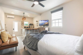 Charming Studio in Miami with Parking and Patio